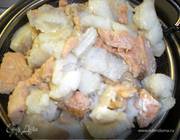 Снять суп с огня,немного остудить.Достать рыбу,бульон процедить,специи,морковь и лук выбросить.