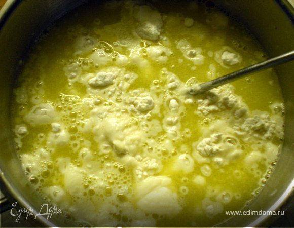 В отдельную посуду влить 1 стакан бульона,добавить муку и сливочное масло.