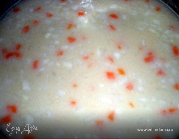 Почистить картофель,оставшиеся лук и морковь,нарезать небольшими кусочками.Поставить суп на огонь,довести до кипения и всыпать нарезанные овощи,горошек,посолить,поперчить.Варить на слабом огне 15 мин.