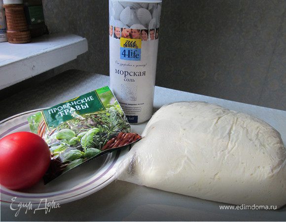 Томаты разрезать. Подошедшее тесто раскатать в тонкий пласт и переложить его на противень.Сверху на тесто выложить половинки помидоров, присыпать крупной морской солью и тимьяном. Сбрызнуть оливковым маслом. Выпекать 15-20 минут, при температуре 200 гр.


