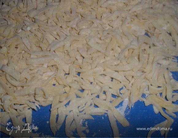 Тесто завернуть в чуть влажную салфетку и дать полежать 15 мин, после чего раскатать в пласт толщиной 2-3 мм и нарезать, как лапшу, полосками шириной 0,5 см. Эту лапшу либо нарезать кусочками длиной 2-2,5 см, либо скатать в жгутики, которые нарезать кусочками длиной 1,5 см.