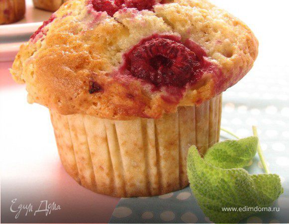 Затем добавляем малину(около 10 ягод,тогда у кексов появиться приятный малиновый привкус).И перемешиваем блендером,так чтобы ягоды "слились"с тестом.если вам так не очень нравиться то не перемешивайте блендером тогда маффины получаться такими---->