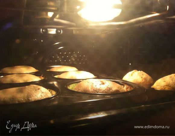 Тесто получается розоватым.Не пугайтесь что тесто получилось жидким оно таким должно быть.Заливаем тесто в маленькие формочки для кексов и ставим в уже заранее разогретую духовку (180 градусов)и выпекаем 15-20 минут.