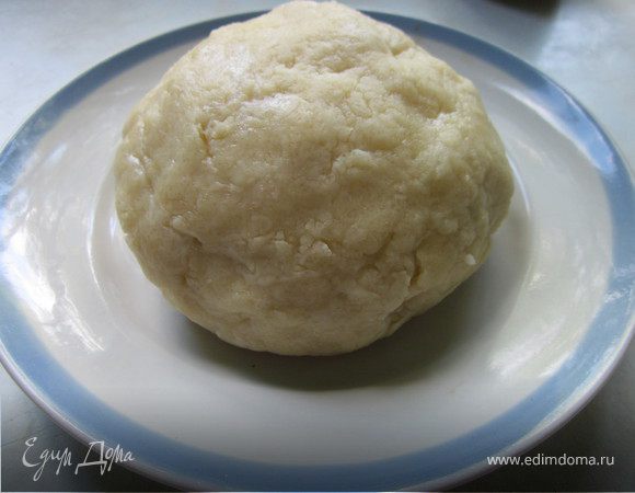 Смешать все ингредиенты для теста. Получится приятное песочное тесто.