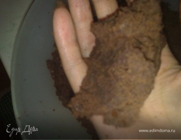 все вымесить, чтобы можно было ее собрать в один шар, липкая