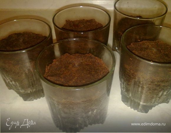 наполнить полученной массой формочки, у меня это были стаканы