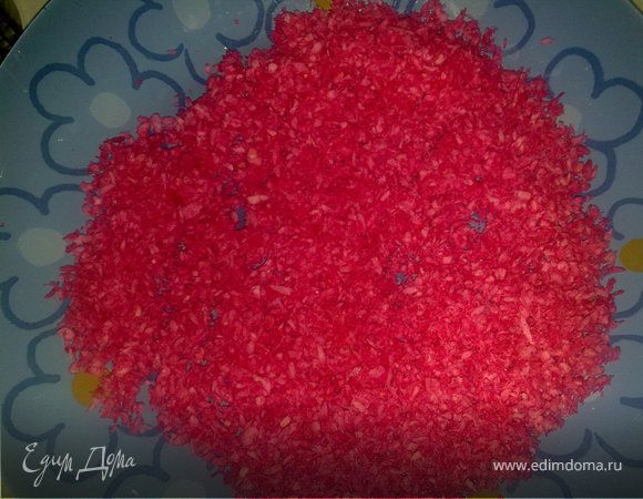 смешать его с кокосовой стружкой, у меня была белая и розовая, решила использовать розовую, так как уже есть белый шоколад