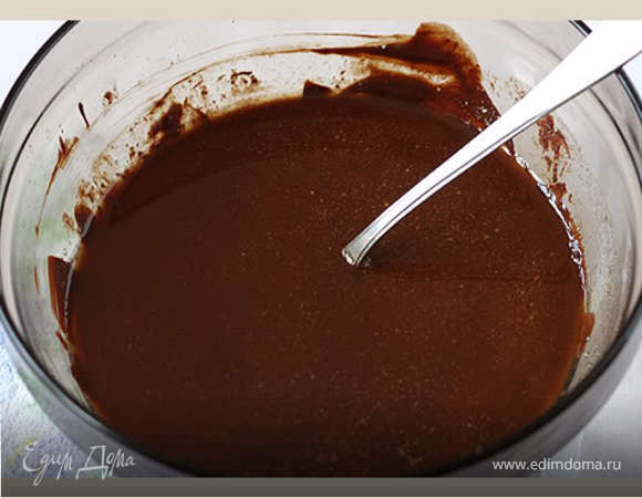 Разламываем шоколад на кусочки и вместе с маслом растапливаем его на водяной бане.