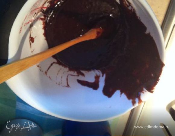 Добавляем туда растопленный шоколад с маслом.Перемешиваем и потихоньку добавляем муку.