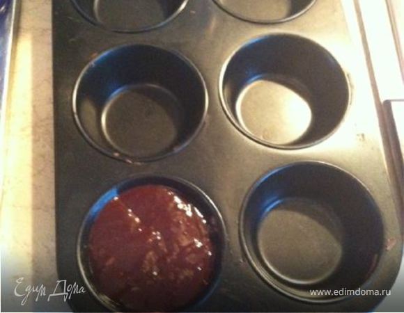 Разливаем по формочкам(совет:если хотите попробовать налейте только в одну формочку,испеките,если вам понравилось съешьте еще один.не пеките все сразу остывшими они не так сильно вкусны,лучше их подавать свежими)Ставим в разогретую до 180 градусов духовку на 10 мин