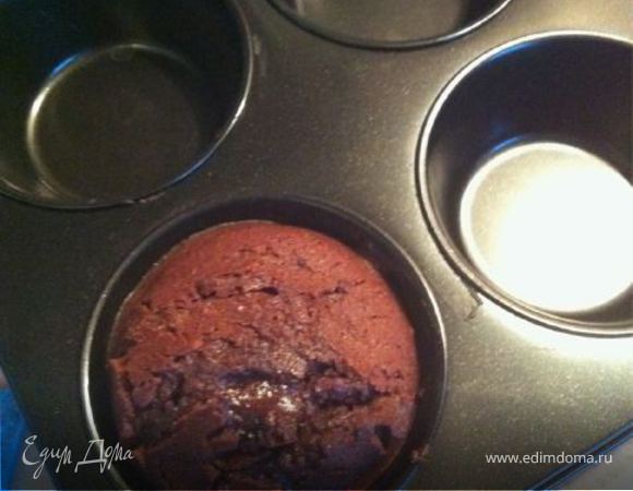 вытаскиваем,из всего теста получается 6-7 кексов.кстати тесто может запросто храниться в холодильнике до 3 дней