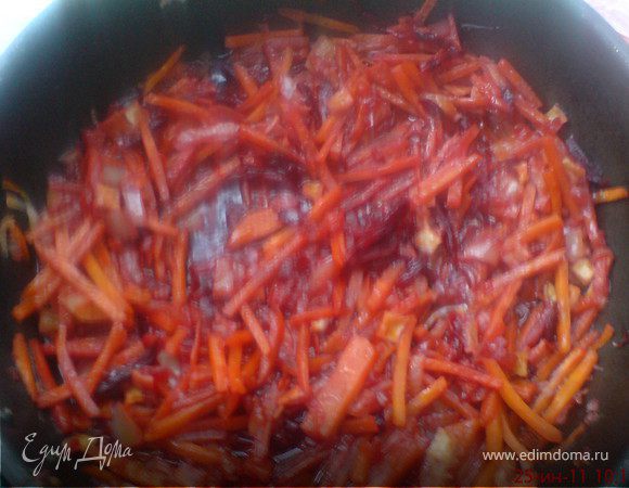Овощи потушить на оливковом масле и добавить измельченный помидор. 