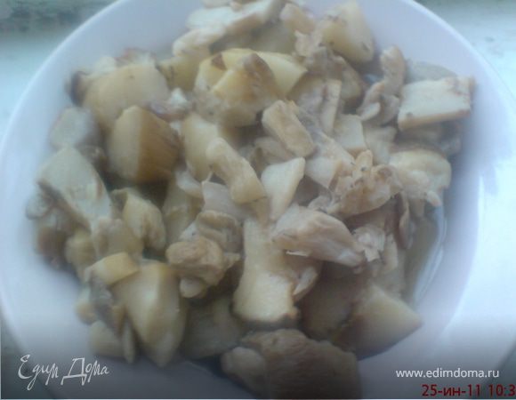Белые грибы промыть, нарезать и отварить в подсоленной воде 10 минут.