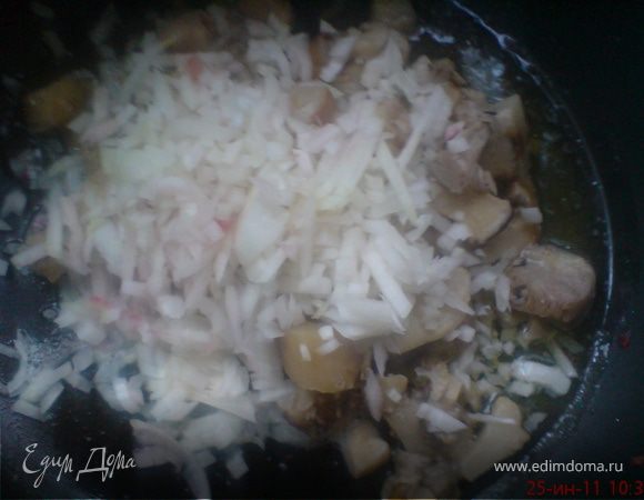 Оставшийся лук измельчить, смешать с грибами и обжарить на оливковом масле.