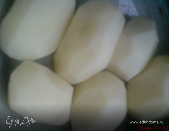 Картофель очистить, нарезать и сварить отдельно в слегка подсоленной воде.