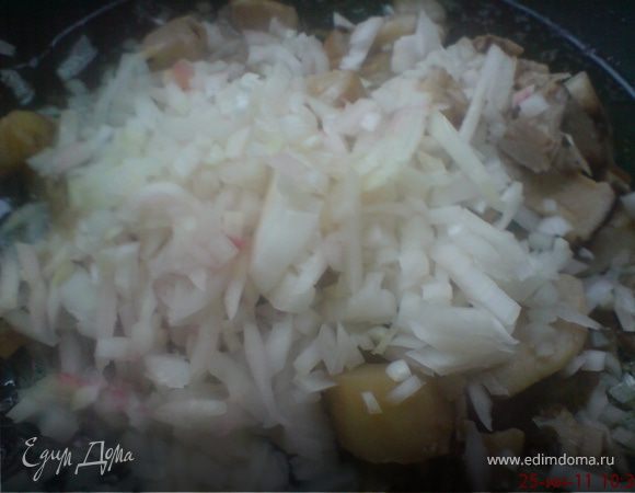 Готовый картофель добавить в кипящий грибной бульон, туда же отправить грибы с луком и поджарку.