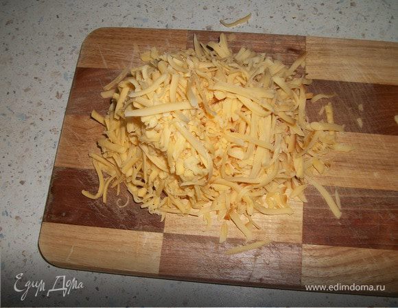 Просеять  муку, сыр натереть на  крупной терке в данном случае, я  брала сыр какой был  в холодильнике, часть русского + подкопченный).