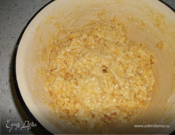 Смешать  сыр  с  мукой, добавить  яйца и растопленное  сливочное  масло. Вымешайте  тесто  и  дайте  ему  постоять минут  пять.