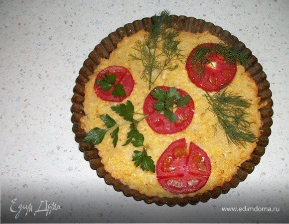 Круглую  форму для  выпекания смазать  растительным  маслом, переложить  в  нее тесто, украсить  помидорами, и выпекать пирог при  180 градусах 15 - 20 минут.