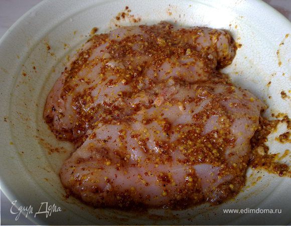 Филе помыть, обсушить. Мелко порубить листья розмарина и смешать с лимонным соком, горчицей, оливковым маслом, солью и перцем чили. Обмазать маринадом куриные грудки и дать постоять минут 20.