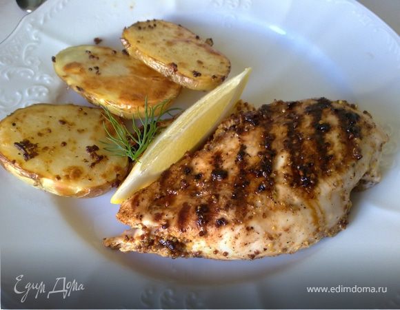 На сильном огне на сковороде-гриль обжарить куриное филе с двух сторон, затем снять сковороду с огня и накрыть фольгой. Пусть постоит минут 15. Подавать с молодым картофелем (лучше запеченным). Картофель можно обмазать оставшимся маринадом. 