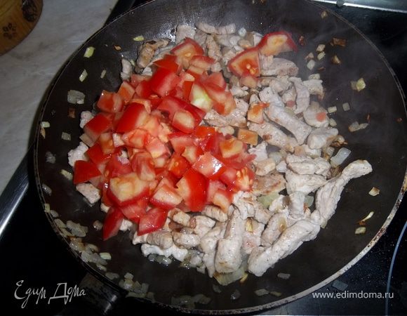 Потом добавляем помидор