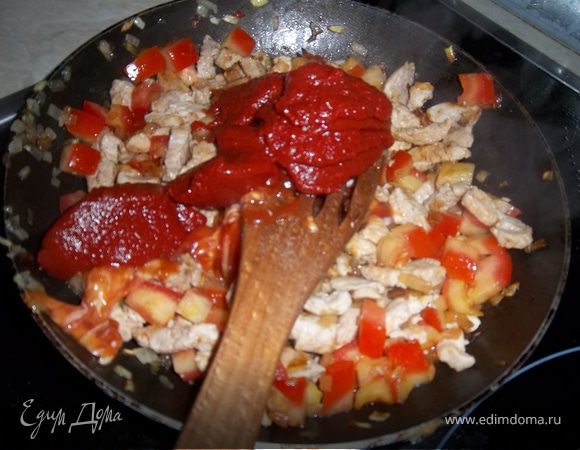 Добавляем томатную пасту