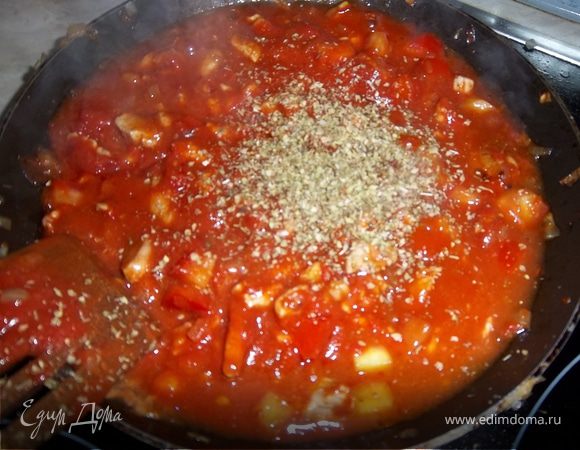 Добавлляем воду и тушим. Добавляем орегано