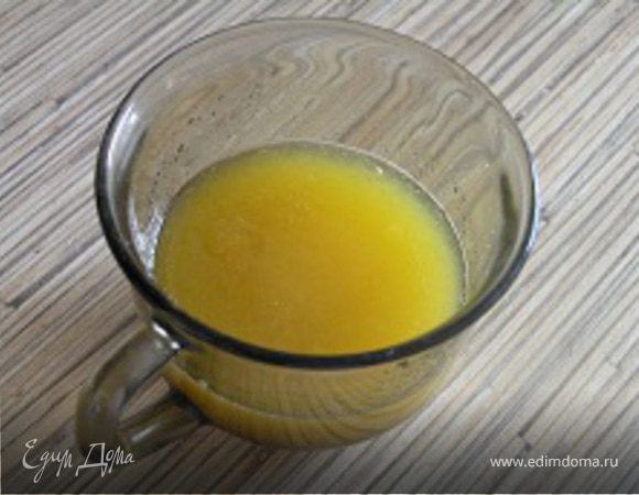 Желатин замочить в апельсиновом соке до набухания. 