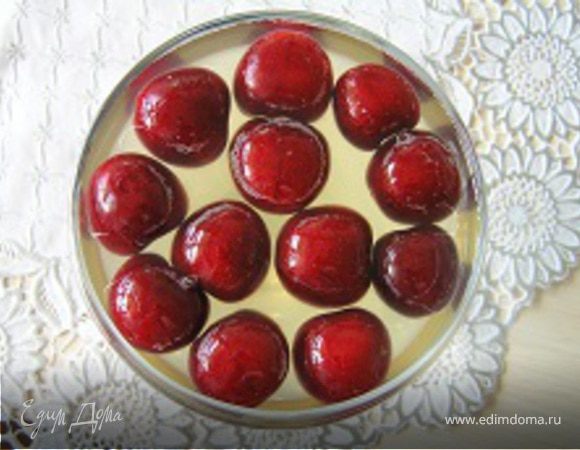 Черешню промыть, обсушить, уложить в креманки. Залить приготовленным желе. Поставить в холод до полного застывания. 
