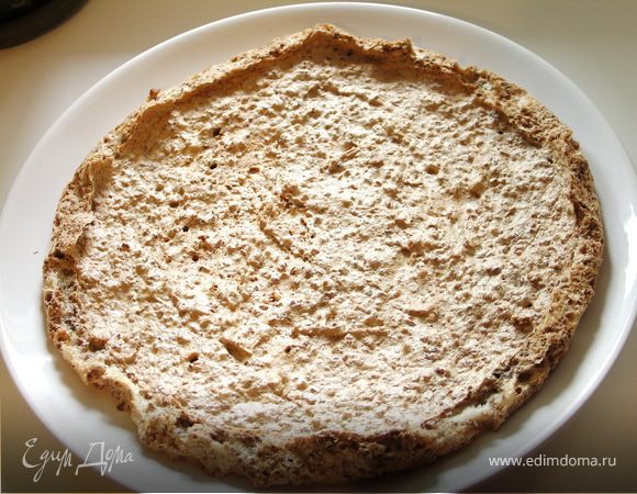 Выпекаем в разогретой до 180-190С духовке 5мин.Потом убавляем Т до 50С и ещё 5мин.Корж должен приобрести цвет ряженки.После чего выключаем духовку и оставляем на 1-1.5 часа.После чего вытаскиваем корж,освобождаем от бумаги.