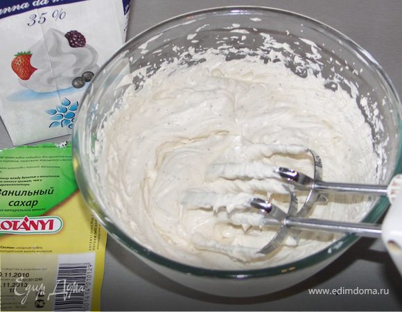 Охлаждённые сливки взбиваем с ванильной пудрой до пышности.У меня были 35%сливки и взбились они за пол минуты.