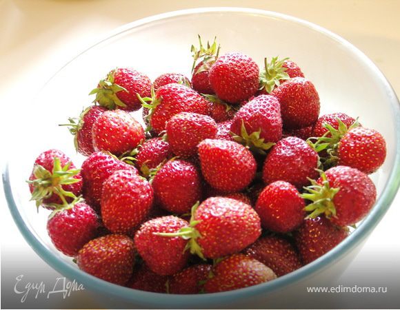 Клубнику помыть и высушить.Если домашняя и чистая,то можно не мыть;)