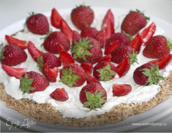 Сверху произвольно клубнику(или другие ягоды)...