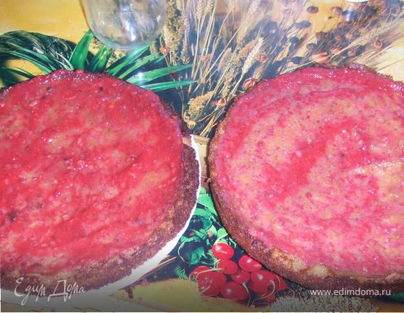 Каждый корж пропитаем клубничной пропиткой.