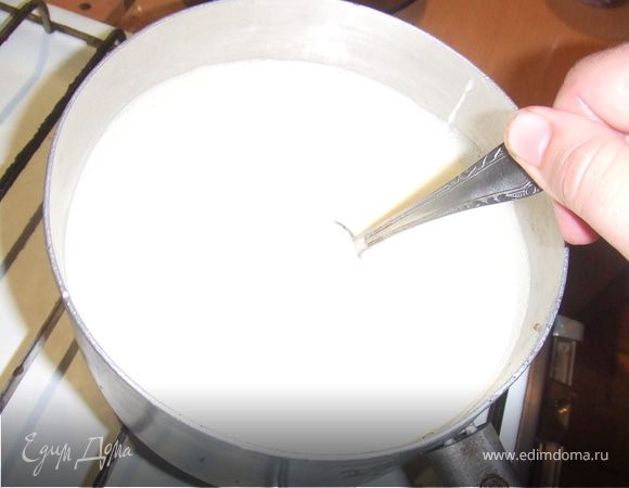 Приготовим крем. 
Берем глубокую кастрюлю ( примерно на литров 5-7). Вливаем молоко и добавляем 100 грамм сахара и доводим до кипения.