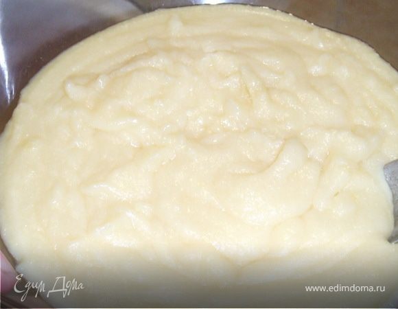 Молоко вскипятить с 1/2 сахара.В салатницу взбить до побеления яйца с оставшейся половиной сахара и ванилином .Добавить крахмал .Влить кипящее молоко ,перемешать и снова поставить в кастрюле на огонь.Довести до загустения крема.Снять с огня и слегка охладить.Добавить 100 гр масла и взбить миксером.Охладить.Когда крем остынет ввести оставшиеся 100 гр масла и хорошенько взбить миксером .