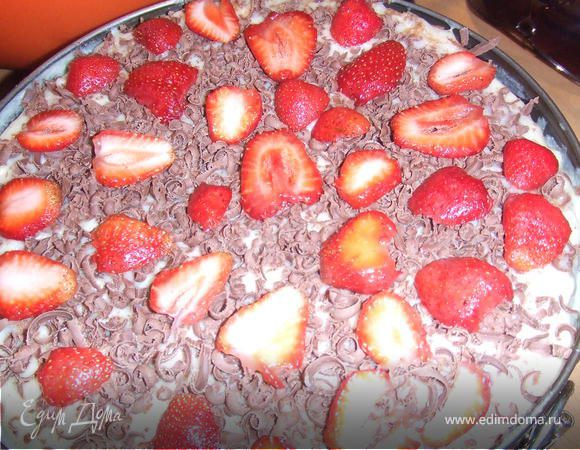 На клубнику равномерно нанести крем, половину оставляем для покрытия. Сверху положить второй бисквит. На бисквит нанести оставшийся крем и размазать его.
Сверху посыпать тертым шоколадом , украсить клубникой и отправить торт на ночь в холодильник.