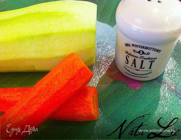 Цуккини и морковь почистить