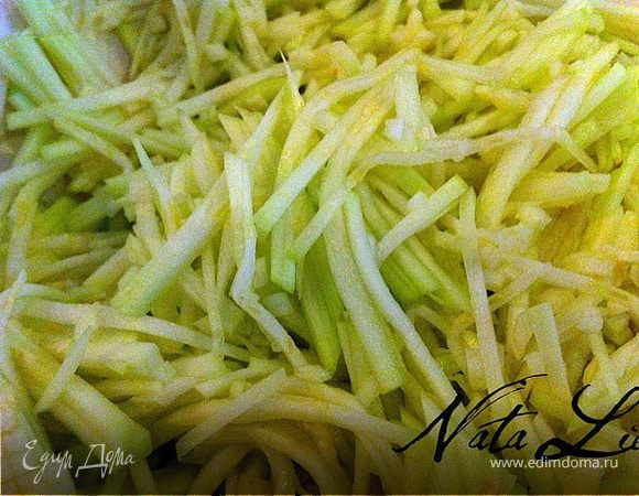 Натереть цукини на крупной терке (у меня Burner-очень ровные получаются кусочки)