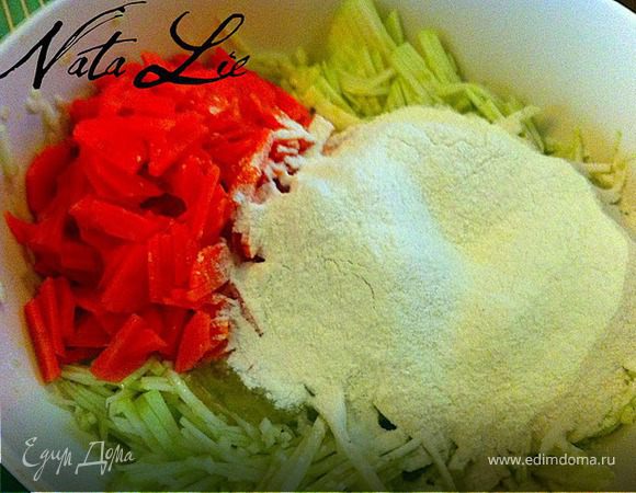 Натереть морковь на той же терке, добавить в цукини. Также добавить просеянную муку