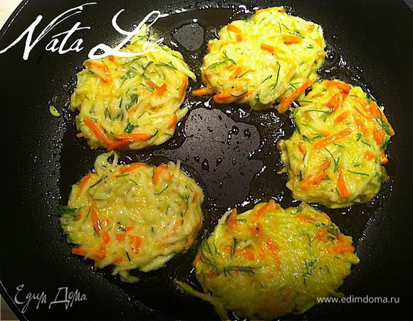 Подсолнечное масло разогреть на сковороде. Выкладывать оладьи столовой ложкой. 