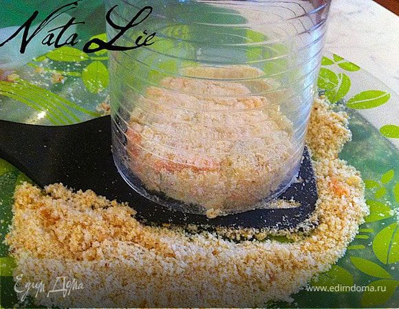 Переложить на лопатку и если нужно еще раз поправить форму стаканом