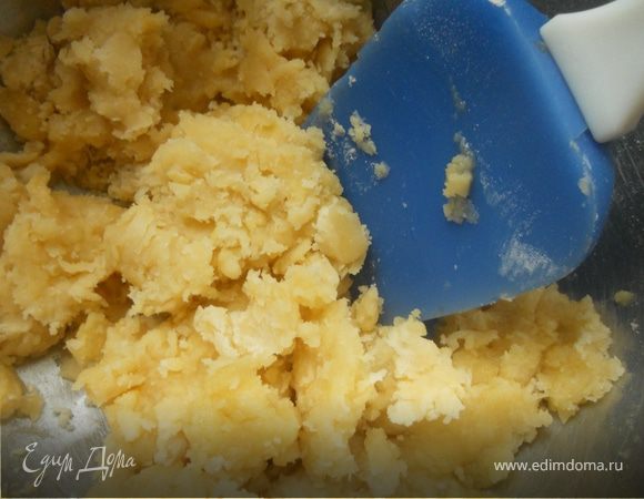 Соединить муку (просеять), размягченное сливочное масло, сахар, соль и холодную воду, энергично замесить тесто. Завернуть в пленку и отправить минут на 20-30 в холодильник. 