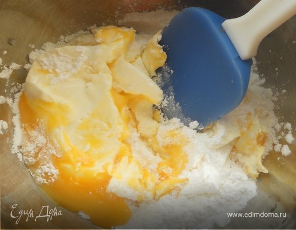 Для крема соединить маскарпоне, желтки ***можно перепелиных яиц, для подстраховки***, сахарную пудру ***по вкусу, но, думаю, 4-5 ст.л. необходимо для нужной консистенции***.