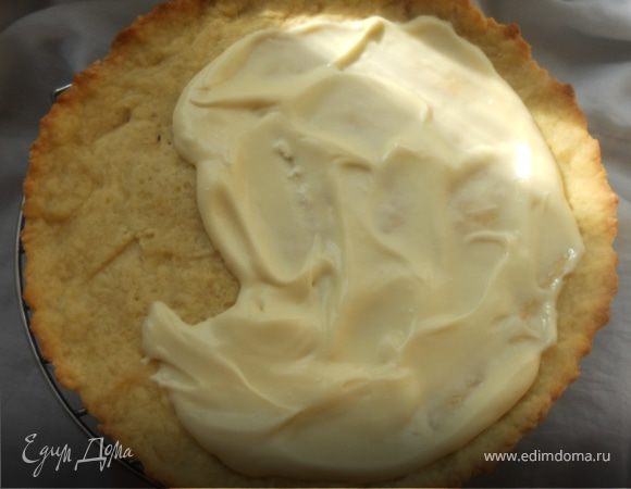 По песочной основе распределить крем. 