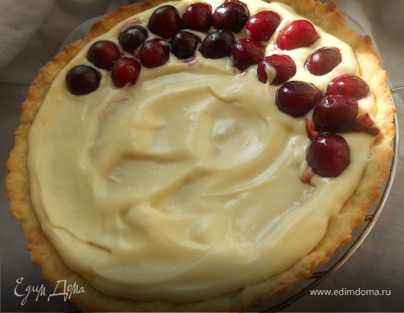 Поверх выложить ягоды. При желании покрыть поверхность небольшим количеством черешневого сиропа. Охладить и подавать! 