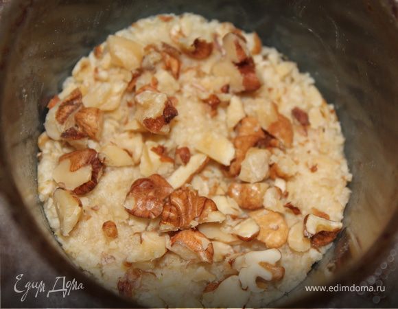 В силиконовые формочки выложить 2\3 части теста и прижать руками. Поставить в духовку на 10 минут.