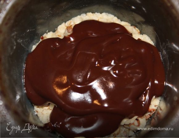 Достаем из духовки формочки и выкладываем на тесто орехи и поливаем карамелью (или шоколадным соусом). Оставшееся 1/3 теста идет на посыпку пирожных. Ее также слегка приминаем. Ставим в духовку на 30 минут.