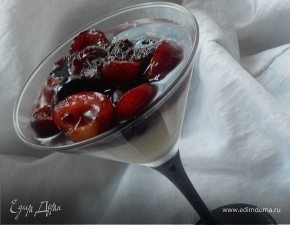 Осталось немного крема и ягод - получился вот такой замечательный десерт (2 порции):)